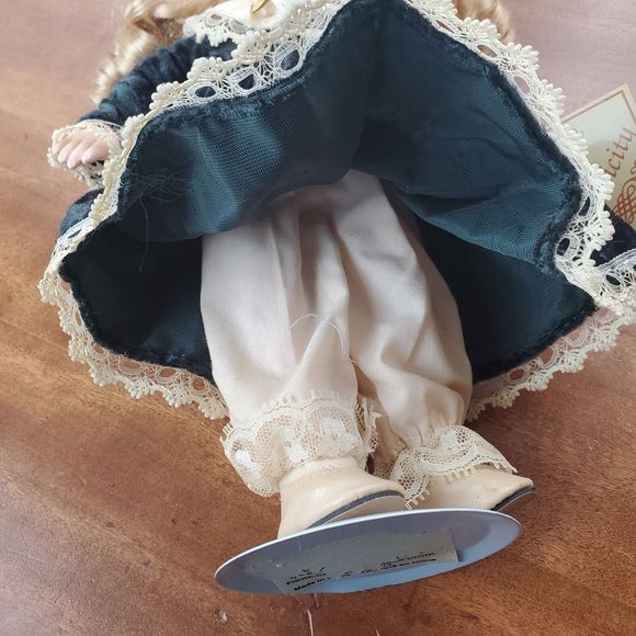 Soft Expressions Porcelain Collectible Doll Handcrafted Bisque Green Dress & Bow - Picture 10 of 12